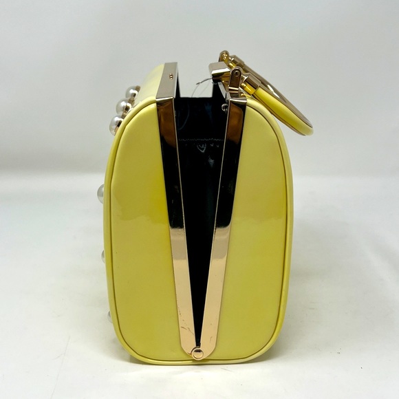 Ivory Patent finished Pearl cross Body - Picture 6 of 7